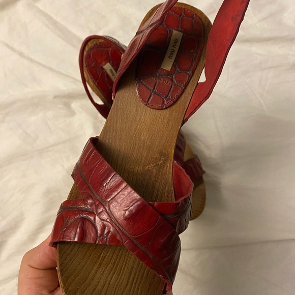 Miu miu platforms in red crocodile skin - Picture 3 of 5